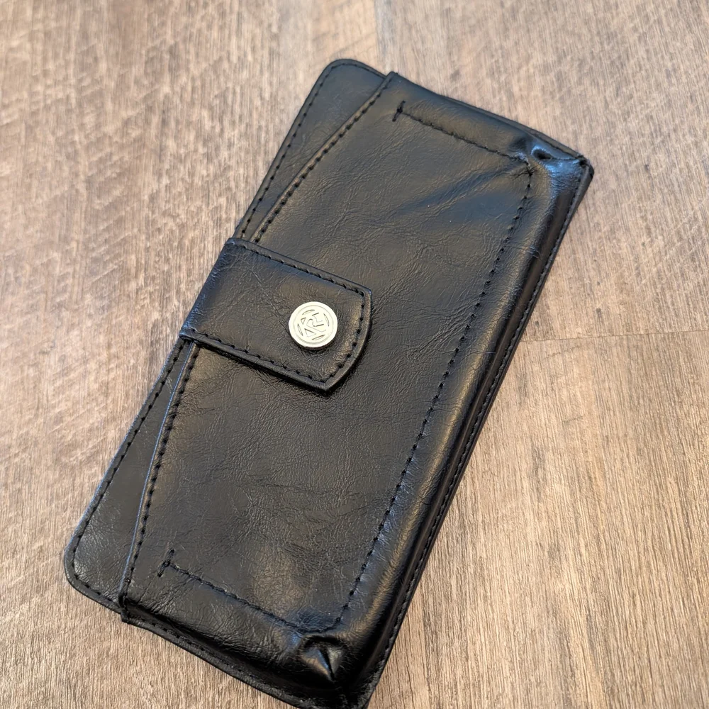 Classic black wallet by Relic with a clean, minimalist design 🖤